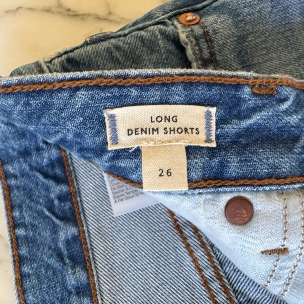 NWT Madewell Long Denim Shorts in Pedersen Wash 26 missing interior button